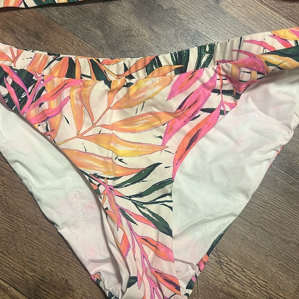 Bikini - Picture 3 of 3